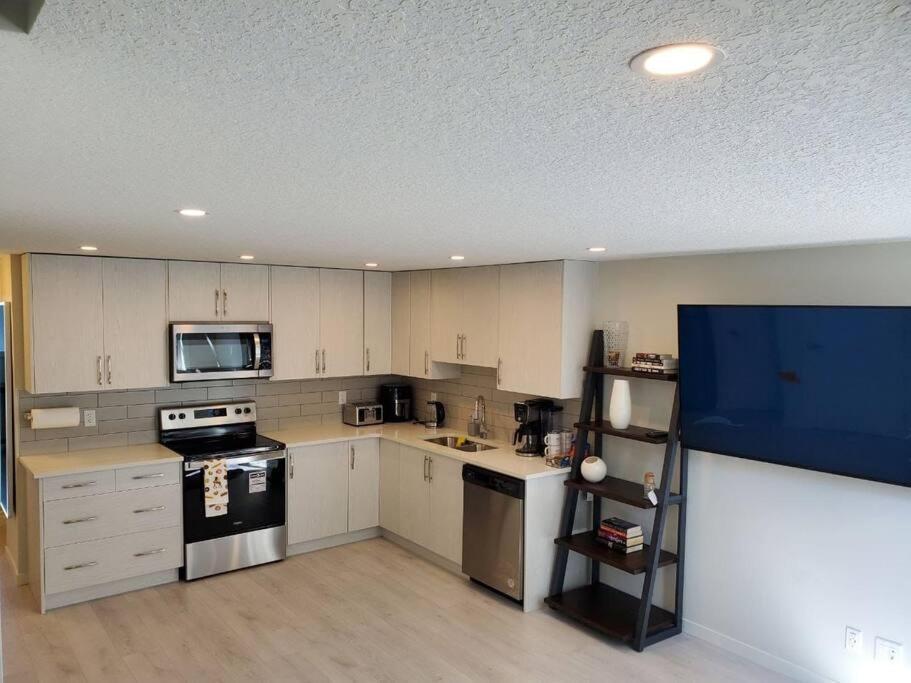 Ferienwohnung Cozy Rockland Park Unit+Parking YYC Exterior foto