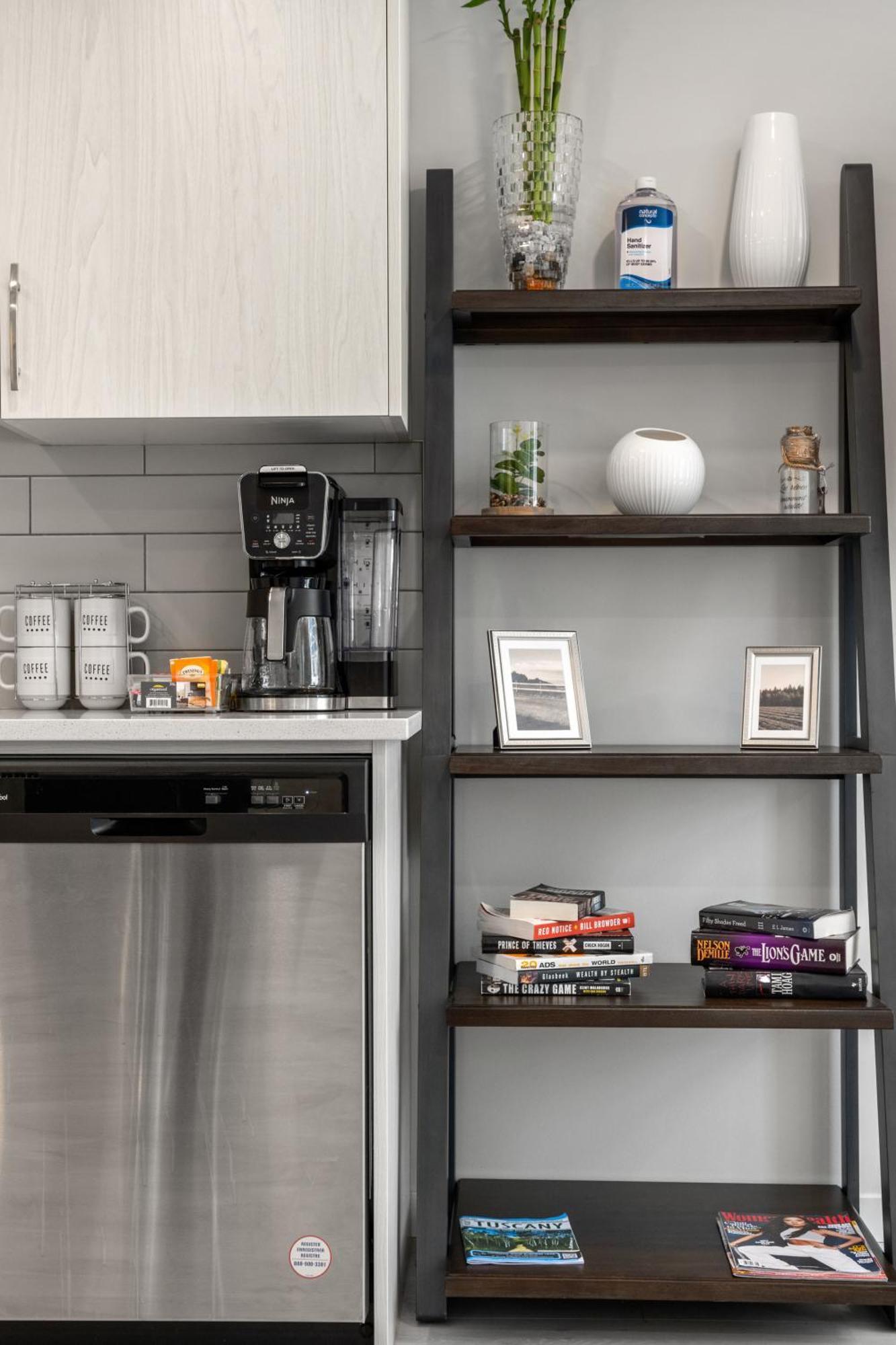 Ferienwohnung Cozy Rockland Park Unit+Parking YYC Exterior foto